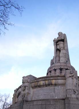 Bismarckdenkmal im Frühjahr, im Sommer verdeckt das Grün die monumentale Statue