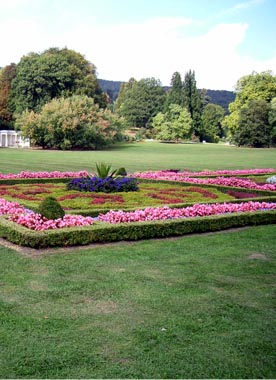 Eine große Rasenfläche in der Landschaft mit einem sehr großen, rechteckigen Blumenbeet