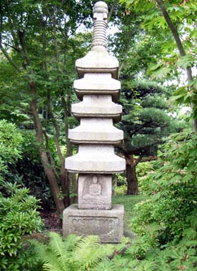 Asiatische Pagode, eine Steinfigur im Grünen