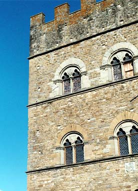 Historisches Gebäude in Venedig mit rustikalem Mauerwerk vor blauem Himmel