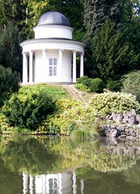 Rundtempel Teehaus auf einem Hügel am Wasser